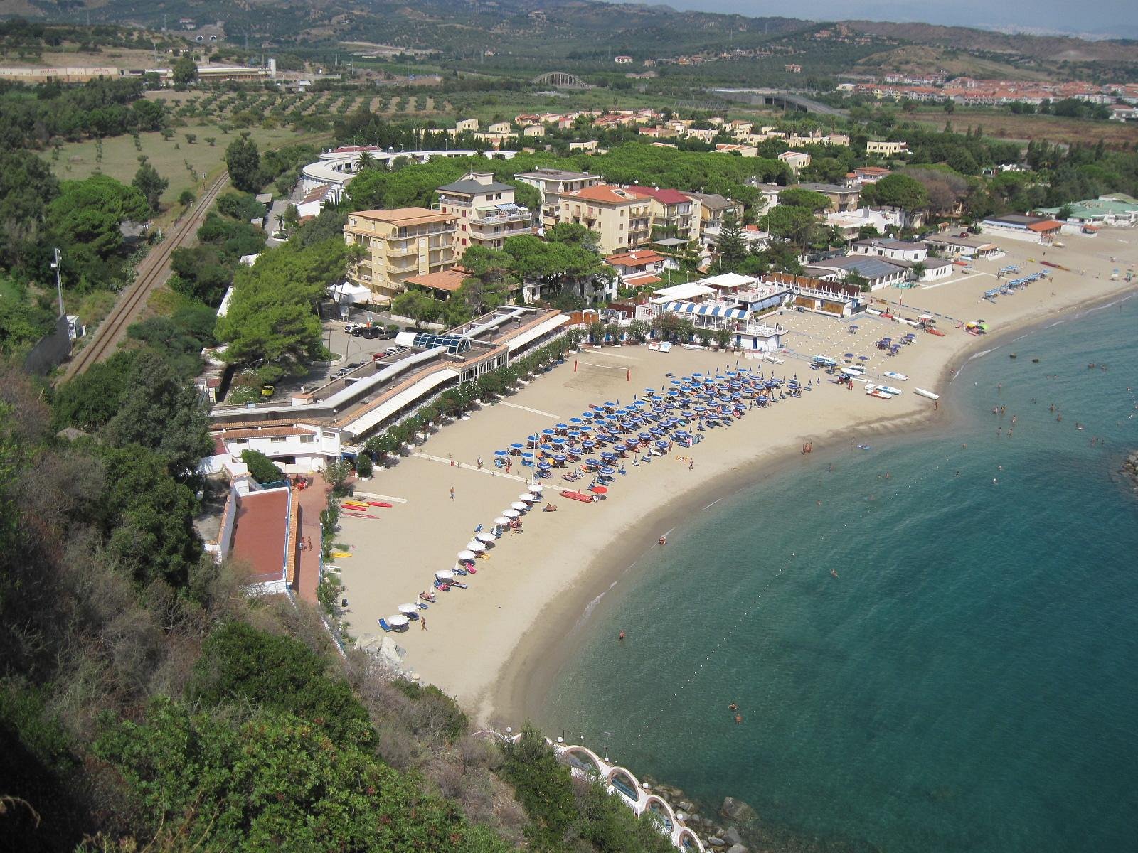 strand-mit-restaurantgebaude